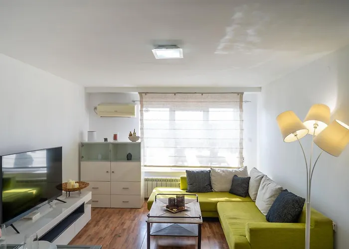 Bright 1Bdr With Balcony