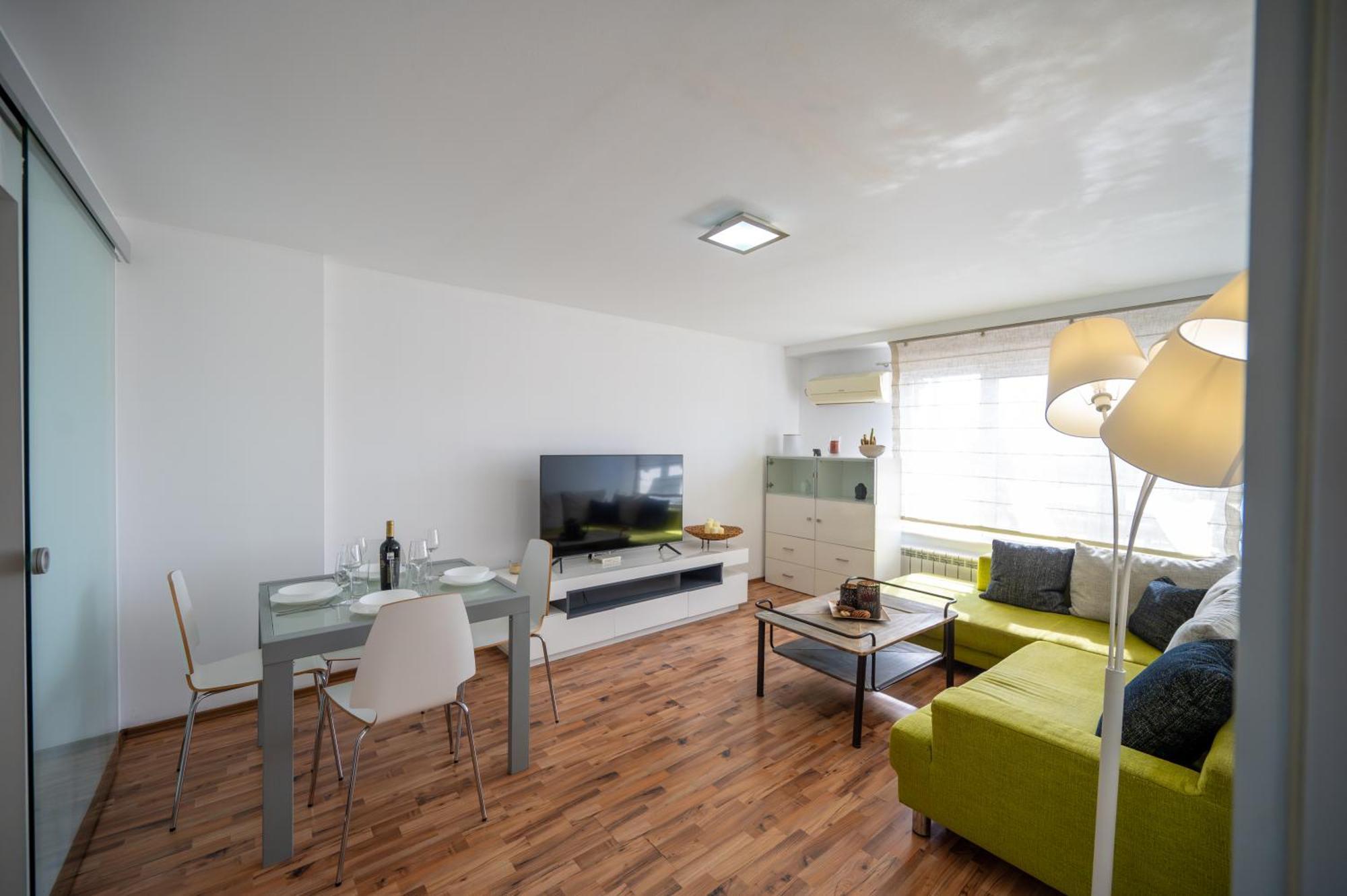 Bright 1bdr With Balcony *